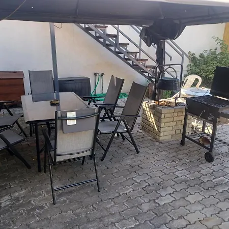 Eva Apartmanhaz בית הארחה 4*
