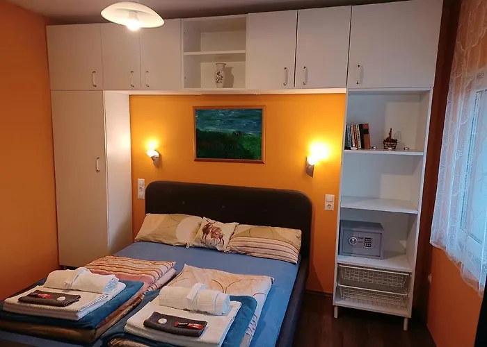 Eva Apartmanhaz בית הארחה 4*