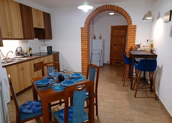 Eva Apartmanhaz בית הארחה אגר